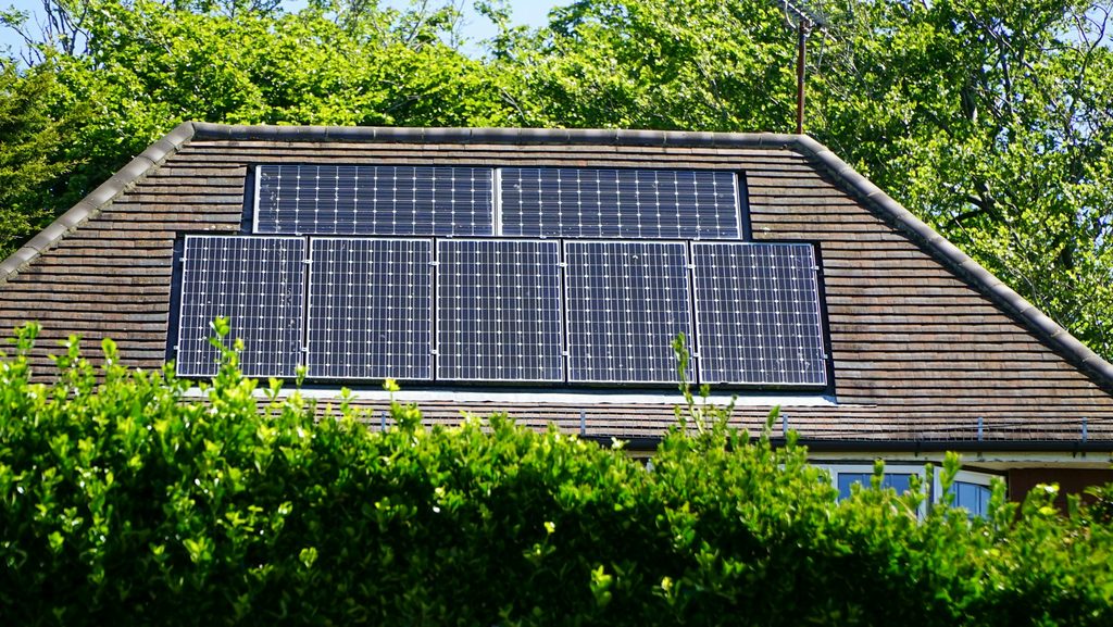 Instalación de placas solares en la cubierta de una vivienda